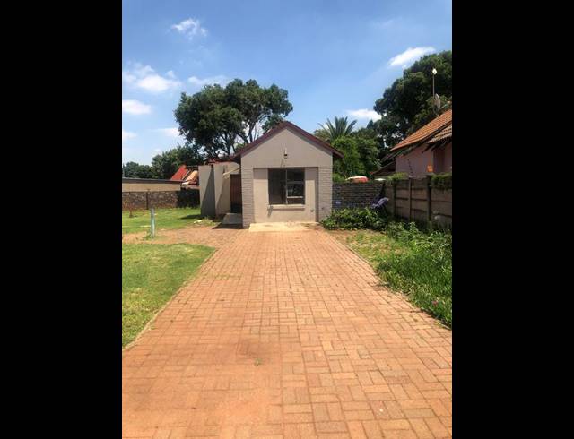 5 BEDROOM HOUSE FOR SALE IN CLAYVILLE EAST
